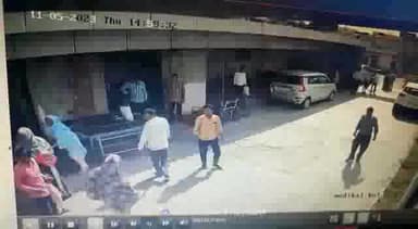 बरेली: स्टेडियम रोड स्थित खुशलोक हॉस्पिटल में नर्सिंग स्टाफ के साथ मरीज के तीमारदारों ने की मारपीट, पूरी घटना CCTV में हुई कैद