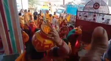 जौनपुर: हुसैनाबाद में गायत्री शक्तिपीठ परिवार द्वारा शक्तिपीठ से निकाली गई कलश यात्रा