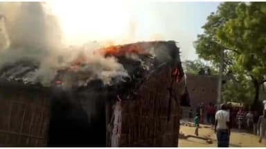 रामनगर: पिपरी महार गांव में दबंगों ने गरीब की छप्पर नुमा मकान में लगाई आग, गृहस्थी का सामान जलकर हुआ राख
