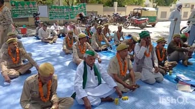 एटा: कलेक्ट्रेट स्थित धरना स्थल पर ड्यूटी न मिलने से नाराज प्रदर्शन करने वाले PRD के 105 जवानों 1 जून से मिलेगी ड्यूटी