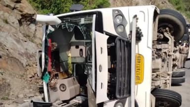 पावकी देवी: यात्रियों से भरी बस कौड़ीयाला के पास पलटी, एक यात्री गंभीर रूप से हुआ घायल