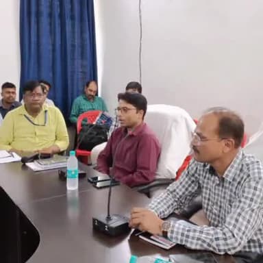 सोनपुर: सोनपुर अनुमंडल कार्यालय सभागार में जिलाधिकारी ने अनुमंडल क्षेत्र के सभी विद्यालय के प्रधानाचार्य के साथ की बैठक