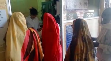 गुना नगर: प्राथमिक स्वास्थ्य केंद्र बूढ़े बालाजी पर स्वास्थ्य विभाग के बैनर तले लगा स्वास्थ्य मेला, मरीजो की जांच कर दी गई दवाएं