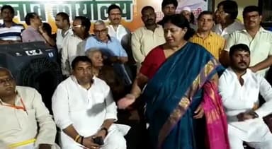 गाज़ियाबाद: निकाय चुनाव में BJP प्रत्याशी सुनीता दयाल जीत दर्ज करने के बाद RDC कार्यालय पर कार्यकर्ताओं का आभार व्यक्त करने पहुंची