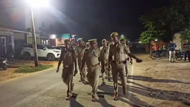 बस्ती: निकाय चुनाव संपन्न होने के बाद विजय जुलूस पर रोक लगाते हुए पुलिस ने दिखाई सक्रियता, कप्तानगंज कस्बे में की पैदल गश्त