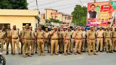 उतरौला: तहसील क्षेत्र के समस्त थानों की पुलिस नगर निकाय मतगणना को सकुशल संपन्न कराने हेतु किया पैदल गस्त लिया सुरक्षा का जायजा