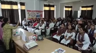 मुरादाबाद: जिले भर की आंगनबाड़ी महिलाओं को स्वास्थ्य विभाग से संबंधित कार्यों के लिए सिविल लाइन स्थित सीएमओ ऑफिस में दी गई ट्रेनिंग