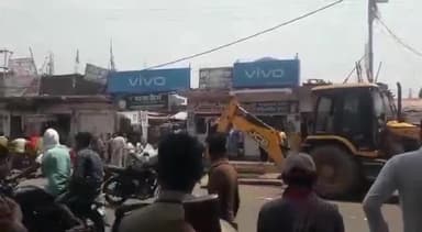 पीरो: सड़क और फुटपाथ से पीरो के बिहियां रोड़ में हटाया गया कब्जा