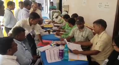 राजगीर: कड़ी सुरक्षा व्यवस्था के बीच शनिवार को भी अनुमंडल कार्यालय में नगर परिषद चुनाव को लेकर नामांकन की प्रक्रिया हुई शुरू