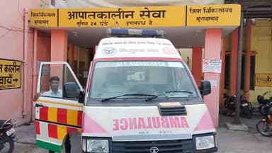 मुरादाबाद: काशीराम नगर में सड़क किनारे घायल व बेहोशी की अवस्था में पड़े व्यक्ति को एंबुलेंस की मदद से अस्पताल में कराया गया भर्ती