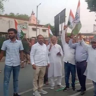 सोनपुर: कर्नाटक विधानसभा की जीत पर सोनपुर स्टेशन गेट पर कांग्रेस के कार्यकर्ताओं ने एक-दूसरे को मिठाई खिलाकर मनाया जश्न