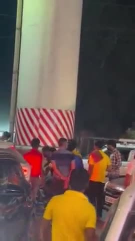 गाज़ियाबाद: थाना साहिबाबाद क्षेत्र के अर्थला के पास दो पक्षों में सड़क पर मारपीट करते हुए वीडियो सोशल मीडिया पर हुआ वायरल