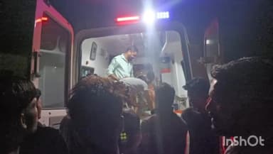 जतारा: खरगूपुरा तिगेला पर सड़क दुर्घटना मैं घायलों को अध्यक्ष प्रतिनिधि अतुल खटीक ने पहुंचाया स्वास्थ्य केंद्र