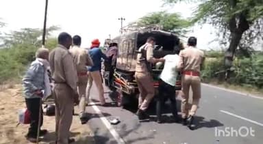 टूंडला: नसीरपुर के पास अज्ञात वाहन की टक्कर से बाइक सवार तीन युवक हुए घायल