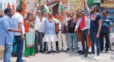 देहरादून: कर्नाटक विधानसभा चुनाव में हुई जीत को लेकर नेहरू कॉलोनी में कांग्रेसियों ने मनाया जश्न