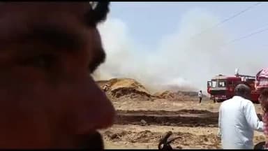 अशोक नगर: कोलूआ रोड पर भूसा के टाल में अचानक से लगी आग, दमकल की चार गाड़ियों ने आग पर पाया काबू