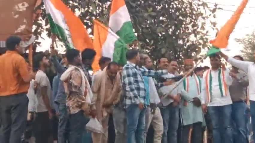 सीपत: नवाडीह चौक में कर्नाटक की जीत पर सीपत ब्लाक के कांग्रेसीयों ने जमकर मनाई खुशियां