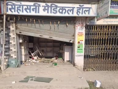 मीनापुर: शनिवार की देर रात अखड़ाघाट रोड में स्थित सिंहासिनी मेडिकल हॉल में चोरों ने चोरी कर ली।