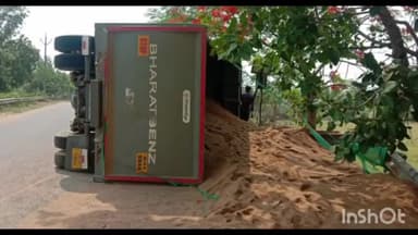 ଭେଡେନ: ଉଦେପୁର ଛକ ନିକଟରେ ଓଲଟିଳା ବାଳି ବୋଝେଇ ହାଇୱା ଗାଡି