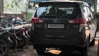 आंवला: बिशारतगंज पुलिस ने मिलक बहादुर गंज गांव के समीप से इनोवा कार में 5 किलो डोडा के साथ एक महिला समेत 4 लोग किये गिरफ्तार