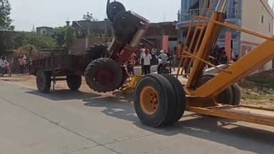 मोहम्मदगंज: भजनिया गांव के समीप मुख्य पथ पर एक ट्रैक्टर असंतुलित होकर पलटा, एक बच्चे की हुई मौत