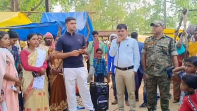 लोहरदगा: ज़िले के नक्सल प्रभावित पठारी गांव में पुलिस द्वारा चलाया गया जागरूकता अभियान, लोगों को किया गया जागरूक