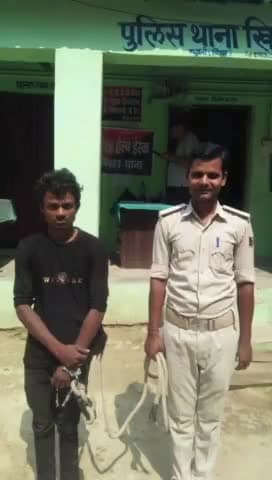 हरलाखी: खिरहर पुलिस ने वाहन चेकिंग के दौरान बोरहर चौक से 30 बोतल शराब व एक बाइक के साथ एक आरोपी को किया गिरफ्तार