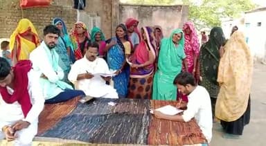 सिरोंज : ग्राम खूब पुरा हबीबगंज  बरबटपूरा में नारी शक्ति सम्मान योजना के तहत सुभाष बोहत एडवोकेट और अन्य कांग्रेस नेताओं ने सैकड़ों महिलाओं के फॉर्म भरवाए ।