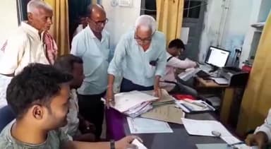 हरलाखी: हरलाखी CO ने चार अग्नि पीड़ित परिवारों को आपदा राहत कोष से दिया मुआवजा