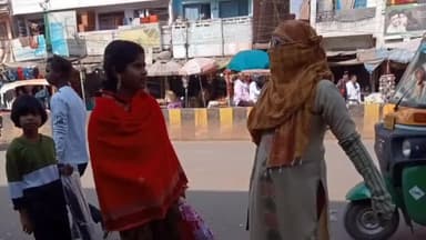 मुगलसराय: मिशन शक्ति के तहत एंटीरोमियो टीम ने मुग़लसराय के बाजारों व भीड़ भाड़ वाले स्थानों पर महिलाओं एवं बालिकाओं को जागरूक किया