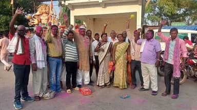 कर्नाटक में कांग्रेस की जीत पर कांग्रेसियों ने बस स्टैंड दुधावा में मनाया जश्न