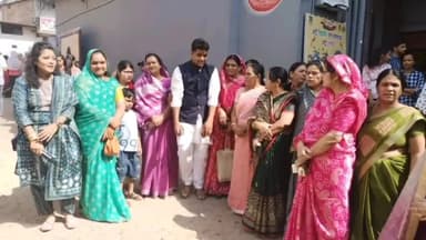 साईं खेड़ा: साईखेड़ा के सिनेमाघर में लव जिहाद के मुद्दे पर बनी फिल्म 'द केरला स्टोरी' को देखने उमड़ी लड़कियों व महिलाओ की भीड़