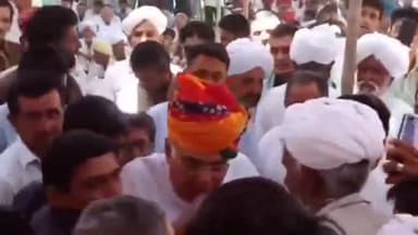 धोरीमन्ना: बाड़मेर-जैसलमेर संसदीय क्षेत्र के पूर्व सांसद कर्नल सोनाराम चौधरी ने मीठी बेरी क्षेत्र का किया दौरा, आमजन से हुए रूबरू