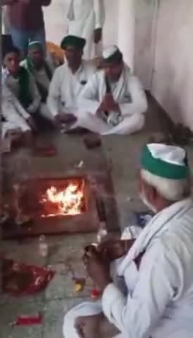 अनूपशहर: मस्तराम घाट पर भारतीय किसान यूनियन के कार्यकर्ताओं ने बाबा महेंद्र सिंह टिकैत की मनाई 12वीं पुण्यतिथि