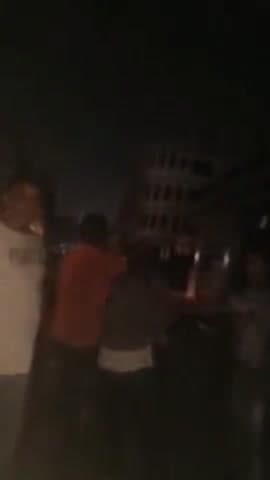 कानपुर: जूही में कुछ लोग एक नशेबाज को पीटकर अपने साथ बाइक पर बैठाकर ले गए, वीडियो हुआ वायरल