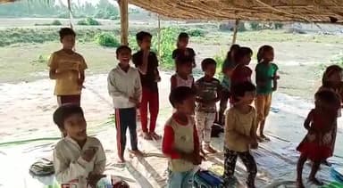 भीम आर्मी पाठशाला मदारी खेड़ा में अध्यापक अशीष गौतम बच्चों को इंग्लिश में गतिविधि कराते हुए।
@bhimarmychief @educationadda47 @shivchand2021