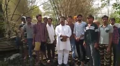 ग्राम हबीबगंज में आगजनी की घटना का जायजा लेने पहुंचे कांग्रेस नेता सुभाष बोहत एडवोकेट और उनके साथी पर्याप्त मुआवजा दिलाए जाने की मांग की ।