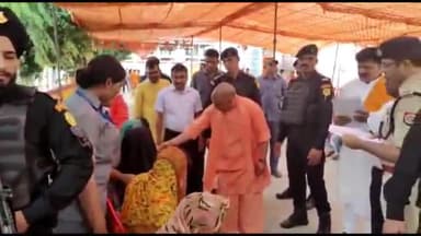 गोरखपुर: अपने तीन दिवसीय दौरे पर गोरखपुर आए मुख्यमंत्री योगी आदित्यनाथ ने गोरखनाथ मंदिर में लगाया जनता दर्शन सुनी लोगों की फरियाद