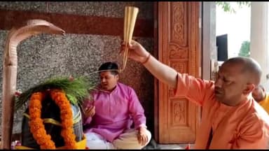गोरखपुर: अंधियारी बाग स्थित मानसरोवर मंदिर में मुख्यमंत्री योगी आदित्यनाथ ने किया रुद्राभिषेक