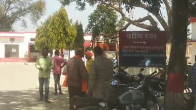 उतरौला: सेमरा में दो पक्षों के बीच जारी जमीनी विवाद के मामले में पुलिस ने दोनों पक्षों को थाने बुलाकर कराया सुलह समझौता