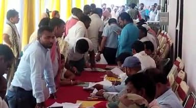 राजगीर: अनुमंडल कार्यालय राजगीर में मंगलवार को नामांकन की प्रक्रिया के लिए जुटे उम्मीदवार