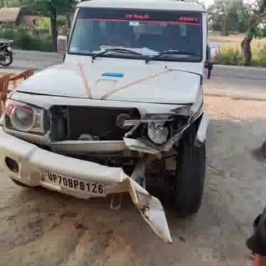 सलोन: छतोह-गांधीनगर मार्ग पर बभनपुर गांव के पास ट्रक की टक्कर से बोलेरो हुई क्षतिग्रस्त, बाल बाल बचे लोग