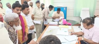 बरौली: DM डॉ नवल किशोर चौधरी ने जिला सभागार में जनता दरबार का किया आयोजन