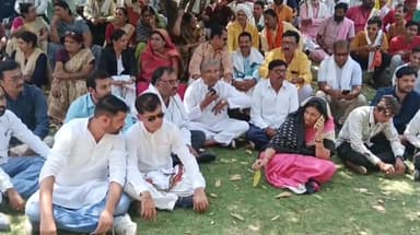 नरसिंहपुर: दुष्कर्म की घटना के विरोध में कलेक्ट्रेट परिसर में मुख्यमंत्री के नाम अपर कलेक्टर को सौंपा गया ज्ञापन