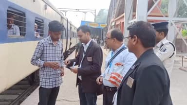 सोनपुर: सोनपुर -दिघवारा  रेलखंड में बस रेट द्वारा चेकिंग अभियान चलाकर 138 वेटिकट यात्री पकड़े गए