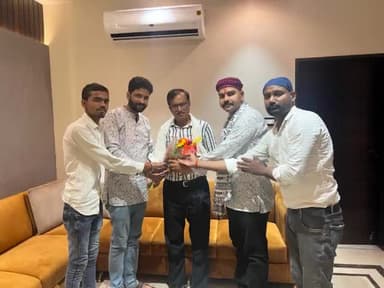 नवनियुक्त महापौर से शिष्टाचार भेंट कर जीत की बधाई देते युवा समाजसेवी कुलदीप पाण्डेय

गोरखपुर!   गोरखपुर के समाजसेवियों ने महानगर के नवनियुक्त महापौर डॉ. मंगलेश श्रीवास्तव जी से उनके उनके आवास राप्तीनगर डॉक्टर एनक्लेव पहुंचकर शिष्टाचार भेंट