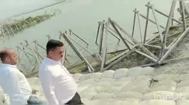 महसी: पचदेवरी के पास निर्माणाधीन कटान रोधी कार्य का डीएम ने किया निरीक्षण,तटीय इलाके के बच्चों को बांटी टॉफी।