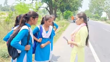 उतरौला: तहसील क्षेत्र के समस्त थानों की एंटी रोमियो टीम ने 'मिशन शक्ति' अभियान के तहत महिलाओं व बालिकाओं को किया जागरूक