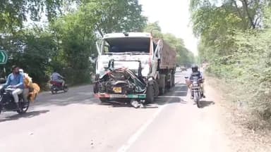 रामनगर: दहेजिया मोड़ के निकट दो ट्रकों में हुई टक्कर, बाल-बाल बचे चालक