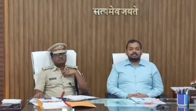 कहरा: मुख्य सचिव की अध्यक्षता में VC के माध्यम से आयोजित समीक्षा बैठक में समाहरणालय स्थित ऑफिस वेश्म में DM व SP ने लिया भाग